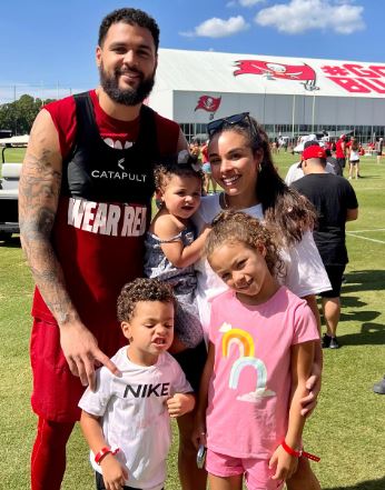 Ashli Dotson with her husband Mike Evans and children